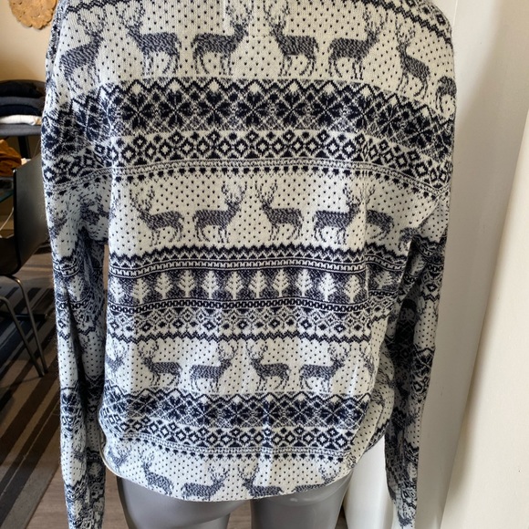 Thread bare Christma size large blue/ white 💯 acrylic crew deer design sweater. - Picture 6 of 8